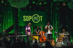 Miłośnicy jazzu szczególnie doceniają Sopot Jazz Festival – festiwal z wyjątkową tradycją. To właśnie w Sopocie w 1956 r. odbył się I Ogólnopolski Festiwal Muzyki Jazzowej, wydarzenie przez wielu nazywane przełomem w życiu muzycznym naszego kraju. Festiwal kontynuuje te tradycje, co roku prezentując ambitny program, w ramach którego można usłyszeć artystów z całego świata – zarówno uznane sławy, jak i tych, którzy stanowią powiew świeżości, pokazując jazz jako dynamicznie rozwijającą się muzykę globalną, ułatwiającą kontakty i porozumienie międzykulturowe.