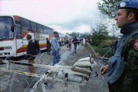 Polski żołnierz z sił ONZ na posterunku kontrolnym w Bośni