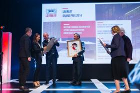 Grand Prix przyznane! Piotr Nawara (nsMoonStudio) i Małgorzata Deńko (Wizja) odbierają nagrodę za projekt siedziby Muzeum i Ośrodka Dokumentacji Sztuki Tadeusza Kantora CRICOTEKA z rąk sponsora Jacka Michalaka.