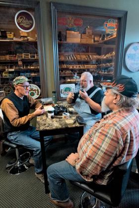 Fajczarze z klubu w Ann Arbor, stan Michigan, USA