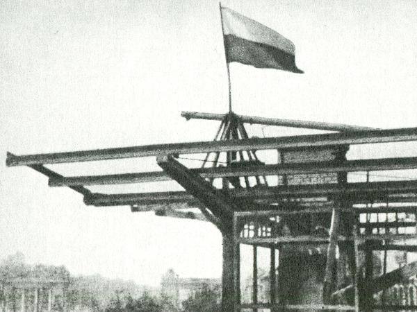 Flaga polska nad Tiergarten w Berlinie, maj 1945 r. Fot. z arch. Piotra Korczyńskiego