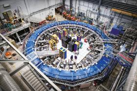 Fermilab – fragmenty instalacji w ośrodku badań nad fizyką cząstek elementarnych i fizyką wysokich energii.