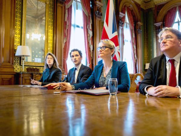 Ministra spraw zagranicznych Wielkiej Brytanii Yvette Cooper przewodniczy wirtualnemu spotkaniu z przywódcami 40 państw na temat cieśniny Ormuz, 2 kwietnia 2026 r. 