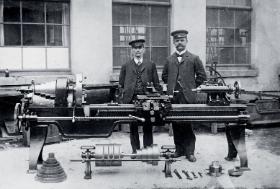 Nowa tokarka w manufakturze metalowej, Poznań, ok. 1908 r.