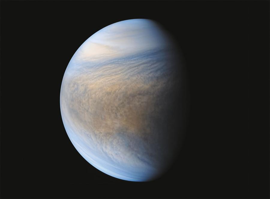 Powierzchnia Wenus jest zasłonięta przez warstwę nieprzezroczystych chmur z kwasu siarkowego. Do stworzenia tej ilustracji, pokazującej jak planeta wygląda z bliska, wykorzystano dane zebrane przez japoński statek kosmiczny Akatsuki.