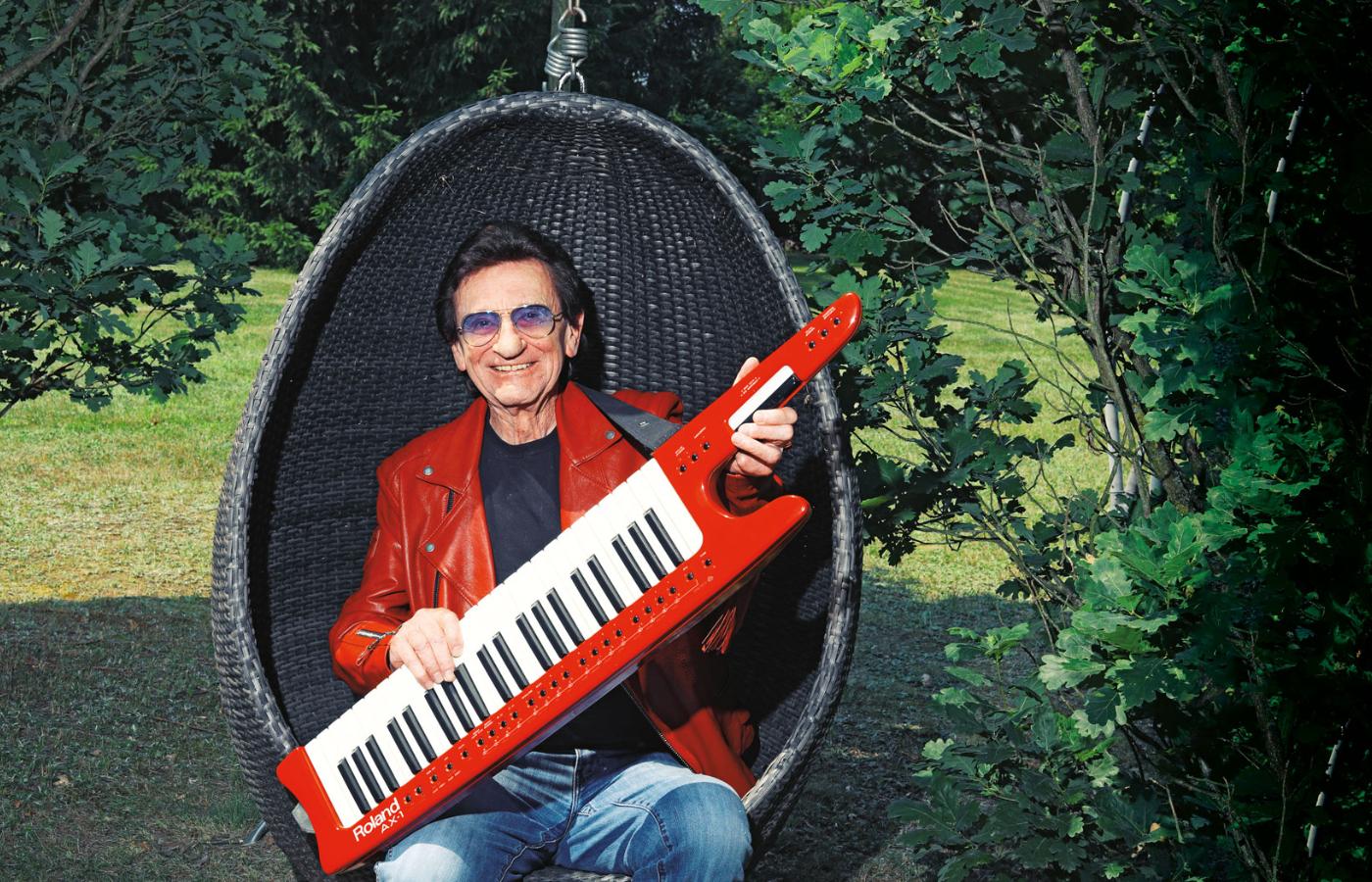 Ryszard Poznakowski (ur. 1946 r.) – muzyk, kompozytor, absolwent Państwowej Wyższej Szkoły Muzycznej w Gdańsku. W latach 1965–67 organista w zespole Czerwono-Czarni.