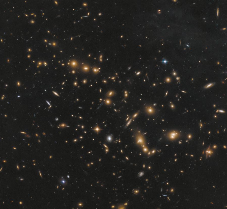 Zgromadzenie galaktyk: To zdjęcie gromady galaktyk RXC J0032.1 + 1808 wykonał Kosmiczny Teleskop Hubble’a. Astronomowie poszukują przodków takich grup istniejących we wczesnym Wszechświecie.