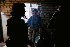 Żołnierze muszą kryć się pod ziemią, na powierzchni rządzą drony.