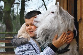 Uczeń klasy VI szkoły podstawowej podczas opieki nad zwierzętami domowymi w „mini zoo” znajdującym się w Julinku – filii SOSW Leszno