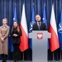 Żony Macieja Wąsika i Mariusza Kamińskiego na konferencji z prezydentem Andrzejem Dudą