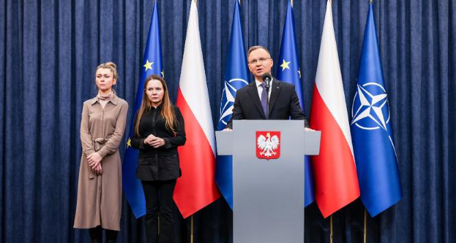 Żony Macieja Wąsika i Mariusza Kamińskiego na konferencji z prezydentem Andrzejem Dudą