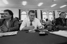 To Wałęsa wykreował braci Kaczyńskich, drugorzędnych działaczy Solidarności, na polityków, włączając ich do swojego bliskiego otoczenia.