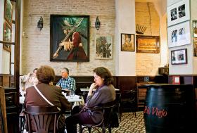 Jeden z popularnych lokali przy placu Los Terceros na Starym Mieście - knajpka Los Claveles (Goździki).