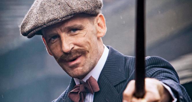 Paul Anderson jako najstarszy z serialowych braci w „Peaky Blinders”.