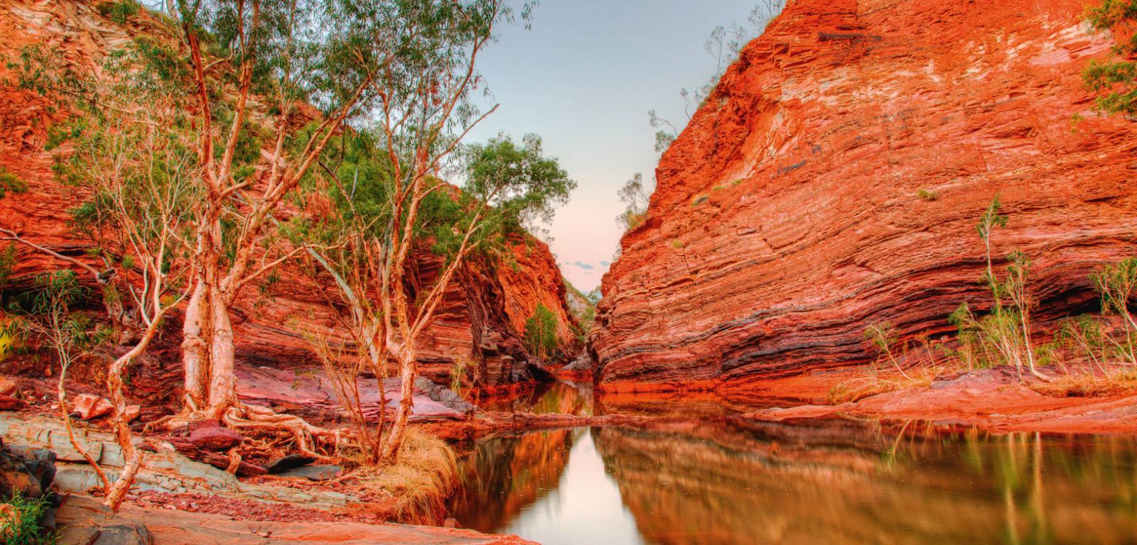 W ­regionie Pilbara w Australii Zachodniej zacho­wały się skały ­liczące 3,5 mld lat. Na zdj. ­wąwóz Hamersley w Parku Narodowym Karijini.
