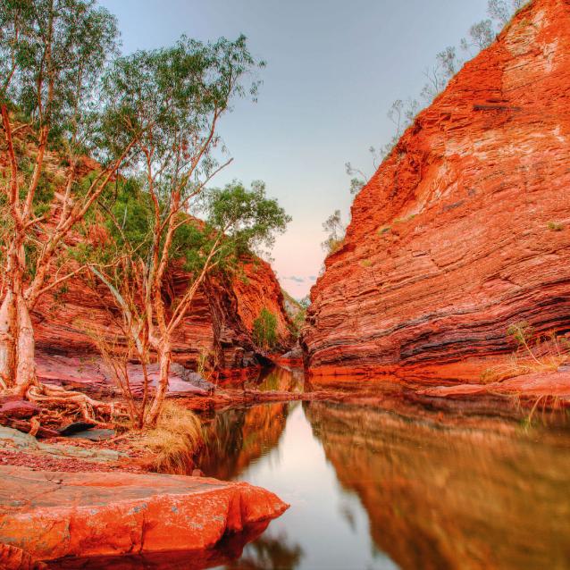 W ­regionie Pilbara w Australii Zachodniej zacho­wały się skały ­liczące 3,5 mld lat. Na zdj. ­wąwóz Hamersley w Parku Narodowym Karijini.