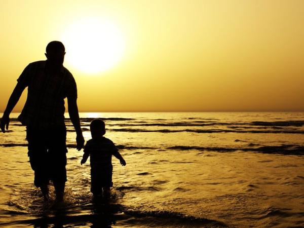 Psychologowie i pedagodzy zgadzają się, że o adopcji lepiej dzieciom mówić – choćby dlatego, że i tak trudno ją zachować w tajemnicy.