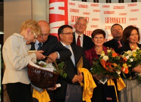 A to co? Czyżby nowy koszyk świadczeń? Nie, to nagroda dla redaktor Janiny Paradowskiej, za całokształt!