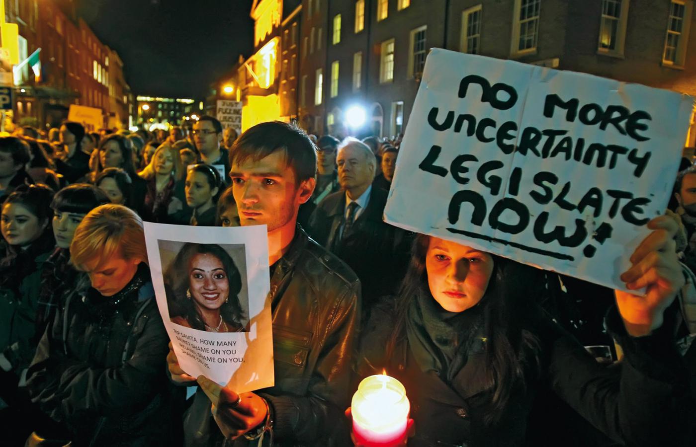Irlandczycy w proteście dotyczącym złagodzenia restyrykcyjnej ustawy aborcyjnej, Dublin, 14 listopada 2012 r.