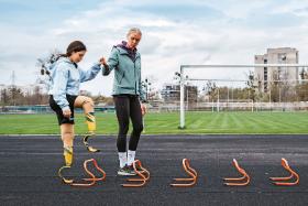 Lwów, 12-letnia Yana Stepanenko, która straciła nogi w rosyjskim ataku rakietowym na Kramatorsk, przygotowuje się do maratonu bostońskiego ze swoją trenerką Anastasią Matiiok.