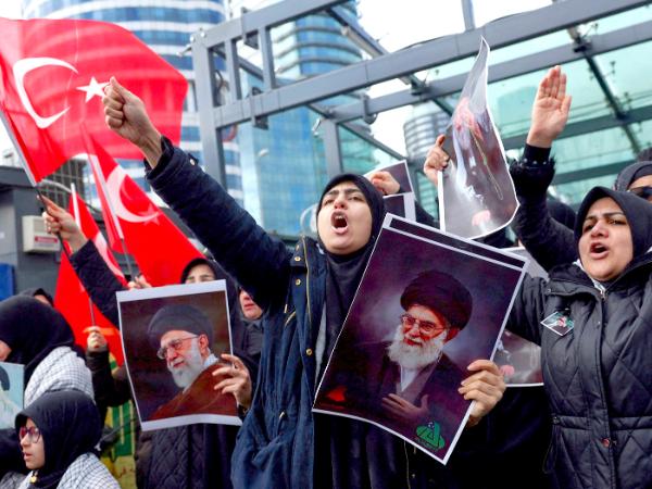 Protesty po ataku USA i Izraela na Iran. Stambuł, 1 marca 2026 r.
