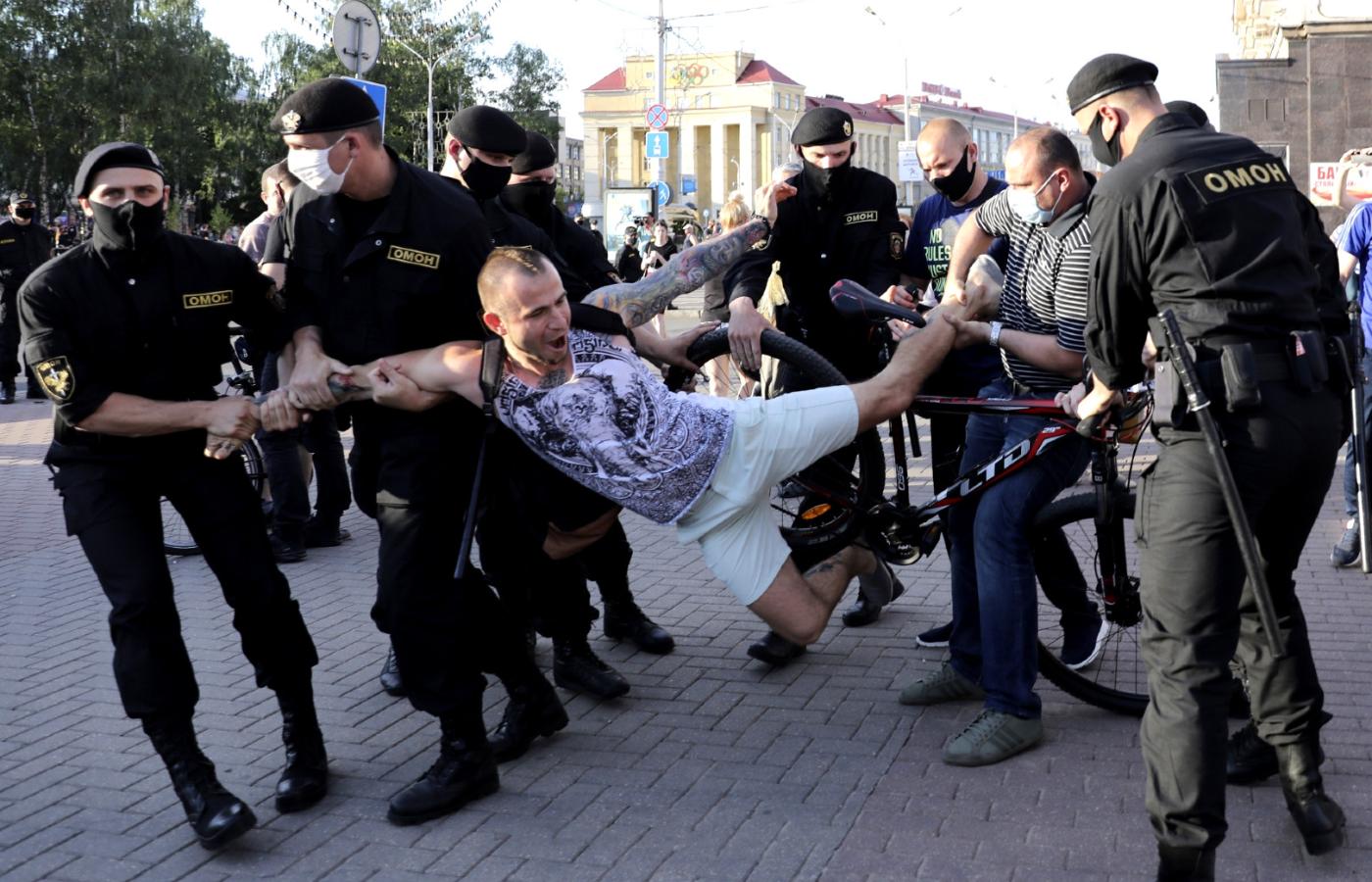 Policja rozbija wiec opozycyjnych kandydatów w Mińsku, 19 czerwca 2020 r.