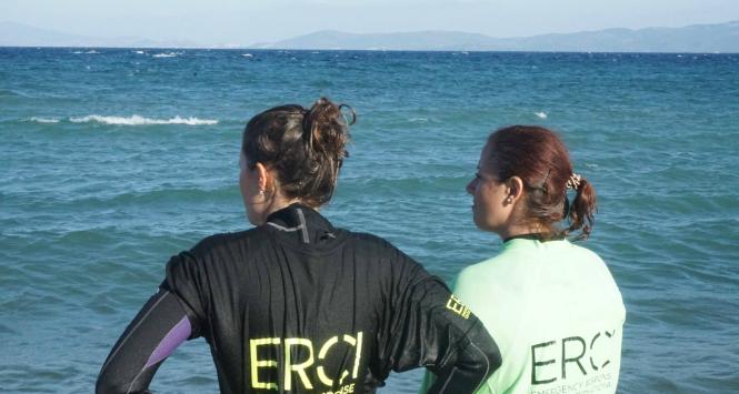 Sara Mardini w trakcie swojego wolontariatu dla Emergency Response Centre International (ERCI) na Lesbos.