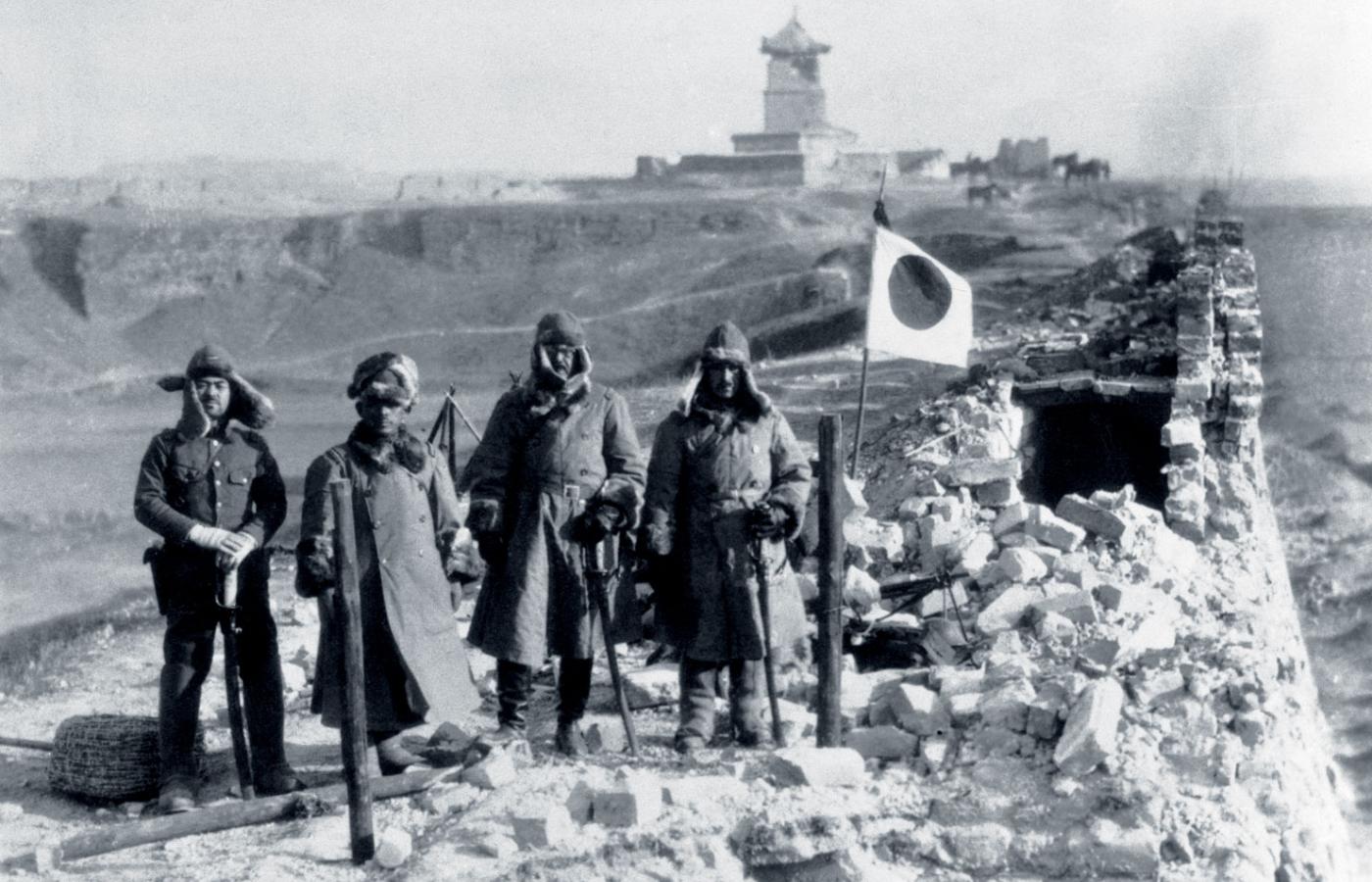 Japońska flaga nad Shanhaiguan, strażnicą chińskiego Wielkiego Muru położoną nad Morzem Żółtym. 28 stycznia 1933 r.