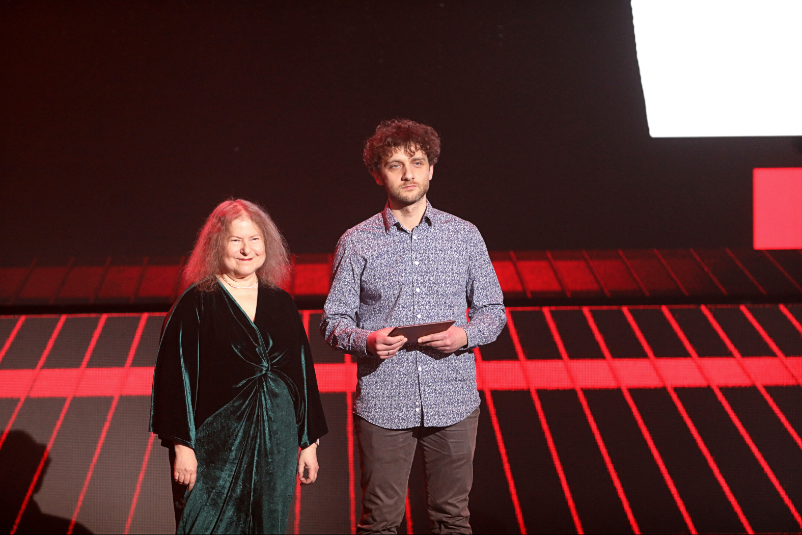 Dziennikarka Dorota Szwarcman i laureat Paszportu 2018 Aleksander Nowak wręczą nagrodę w kategorii Muzyka poważna.
