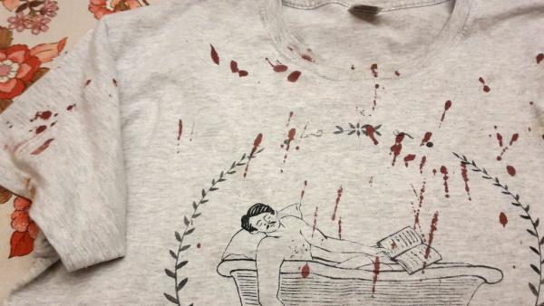 Zdjęcie zakrwawionej koszulki prof. Kochanowskiego