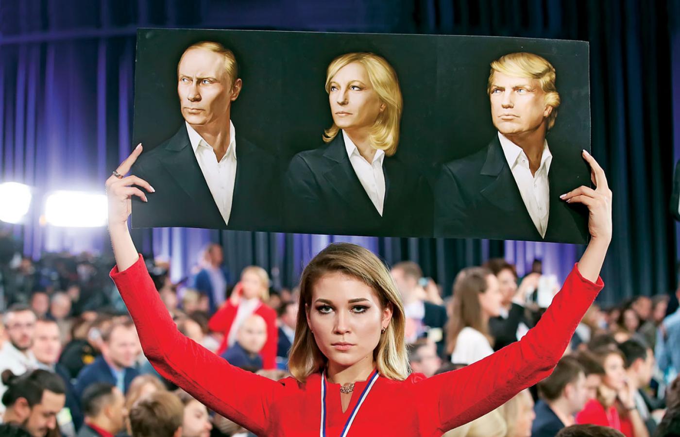 Putin, Le Pen i Trump, czyli wodzowie spod jednej sztancy – propagandowy plakat pokazany na konferencji prasowej prezydenta Rosji w Moskwie.