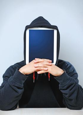 Coś niedobrego dzieje się z mózgami młodych użytkowników komputerów, którzy spędzają przy nich siedem i więcej godzin dziennie.