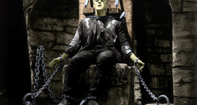 Kadr z filmu „Narzeczona Frankensteina” (z 1935 r.) W roli głównej Boris Karloff.