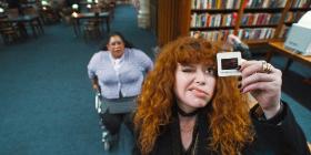 Kadr z serialu „Russian Doll” (sezon 2) z Natashą Lyonne w roli Nadii.