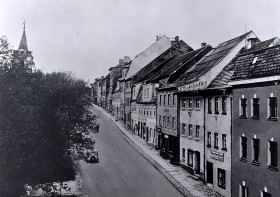 Wzdłuż nietypowego, trójkątnego rynku Kupferbergu ciągnęły się rzędy zadbanych kamieniczek.