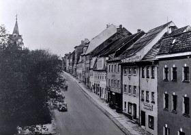 Wzdłuż nietypowego, trójkątnego rynku Kupferbergu ciągnęły się rzędy zadbanych kamieniczek.