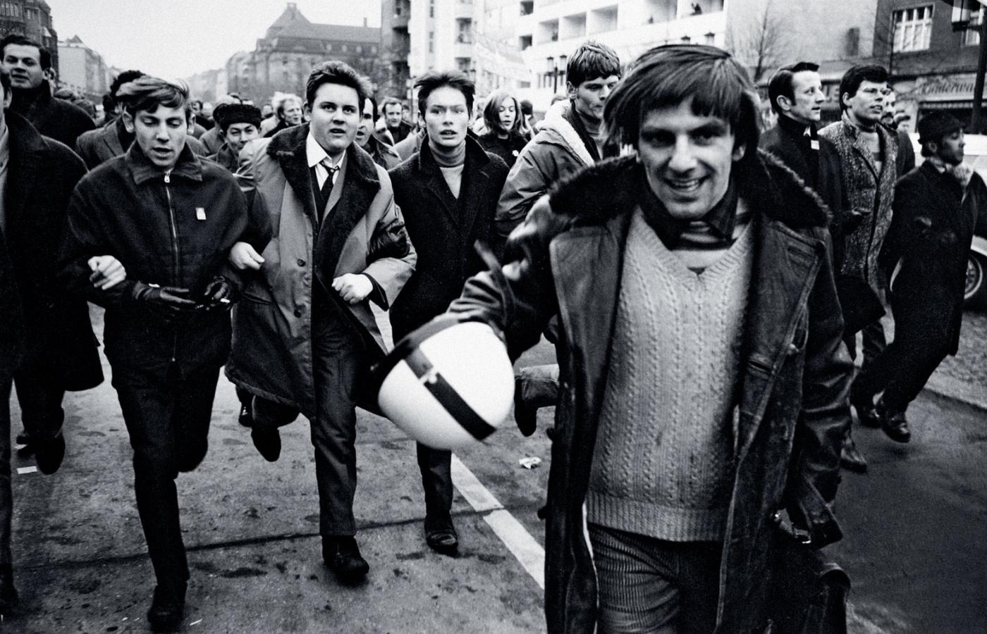 Rudi Dutschke na czele demonstracji przeciwko wojnie w Wietnamie, zachodni Berlin, luty 1968 r.