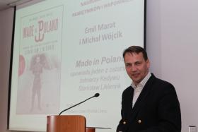 Laureatom gratulował Radosław Sikorski.