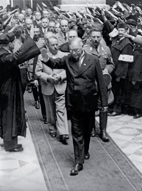 Niemiecki minister sprawiedliwości Franz Gürtner witany w Wiedeńskim Pałacu Sprawiedliwości, maj 1938 r.