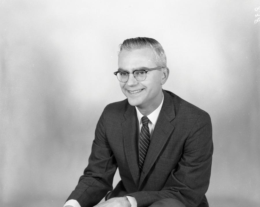 Frank Drake był radioastronomem wykształconym na Uniwersytecie Harvarda. W 1958 r. dołączył do ekipy National Radio Astronomy Observatory w Green Bank (Zachodnia Wirginia). Tam też prowadził pierwsze obserwacje w ramach projektu Search for Extraterrestial Intelligence (SETI).