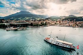 Jezioro Czterech Kantonów w Lucernie, w tle Pilatus