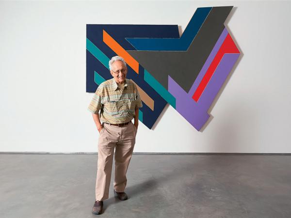 Frank Stella na tle jednej z prac: „Bogoria IV”, 1971 r.