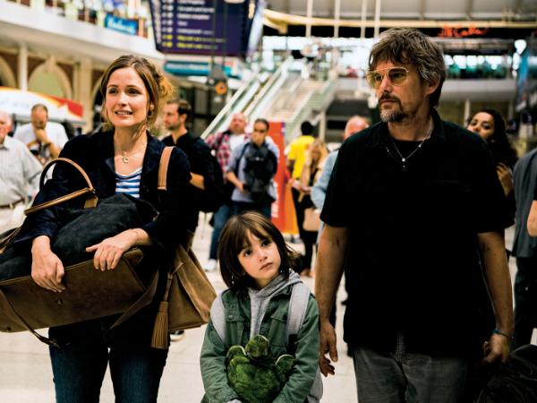 Annie (Rose Byrne), obok Tucker (Ethan Hawke) z jednym ze swoich kilkorga dzieci.