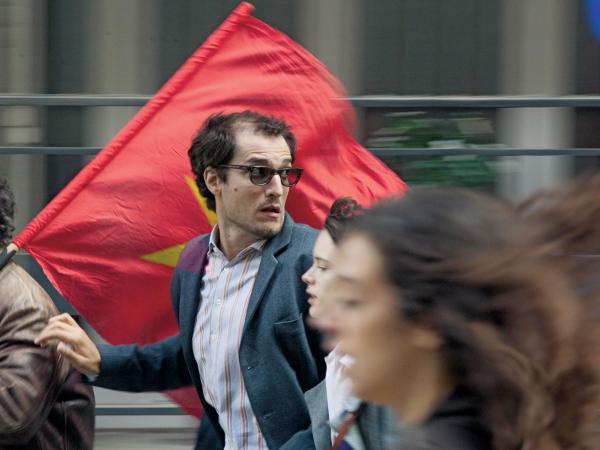 Louis Garrel jako poddany filmowemu odbrązowieniu Jean-Luc Godard