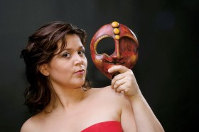 Głos zaczęła kształcić z myślą, że może jej się to przydać w aktorstwie. Szybko jednak przestała o tym myśleć.