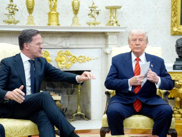 Sekretarz generalny NATO Mark Rutte i prezydent USA Donald Trump podczas spotkania w Białym Domu w marcu 2025 r.