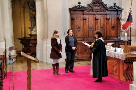 Martina Kopecká (pierwsza z lewej) przyjmuje chrzest w obrządku husyckim.