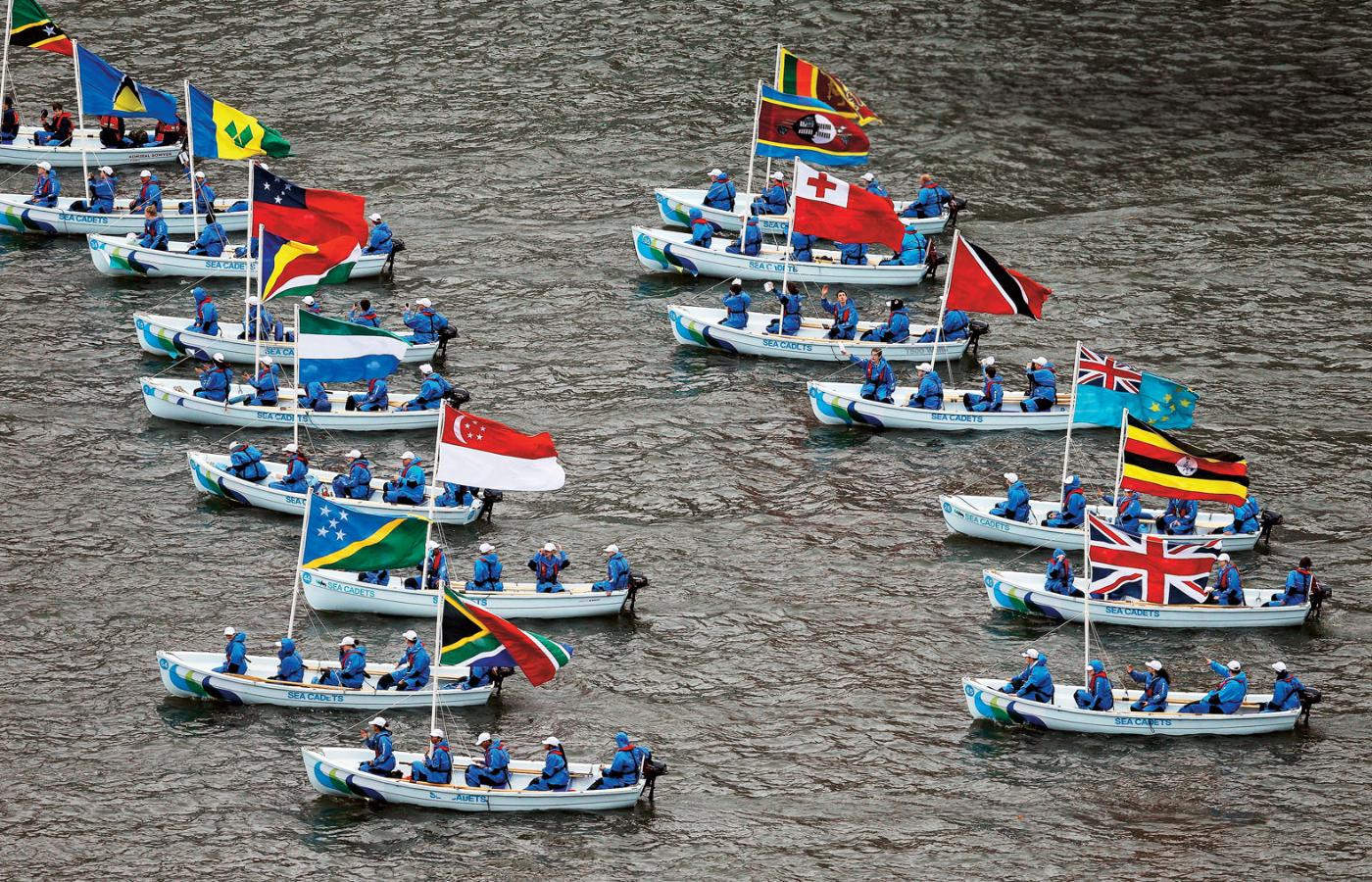 Korowód łodzi na Tamizie z flagami symbolizującymi wszystkie państwa  Commonwealthu.