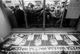 Do końca nie wiadomo, co tak przyciągnęło uwagę mieszkańców Łodzi - plakaty z Lechem Wałęsą, czy niewidoczna na zdjęciu zawartość sklepu