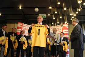 „Od wtorku do czwartku jest w Warszawie, od piątku do poniedziałku w podróży, przede wszystkim na spotkaniach, które mają mu budować wyborczą pozycję partyjną w Małopolsce”.